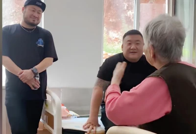 Nghề làm 'con thuê' cho người già cô đơn
