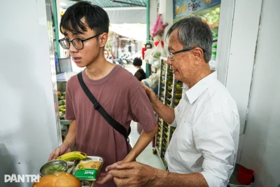 Vị giáo sư gác bục giảng, hơn 10 năm bưng cơm phục vụ người nghèo ở TPHCM